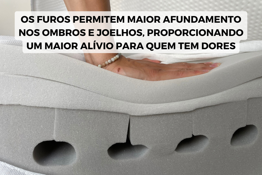 imagem das espumas do colchão emma original classic afundando conforme alguem pressiona com a mão
